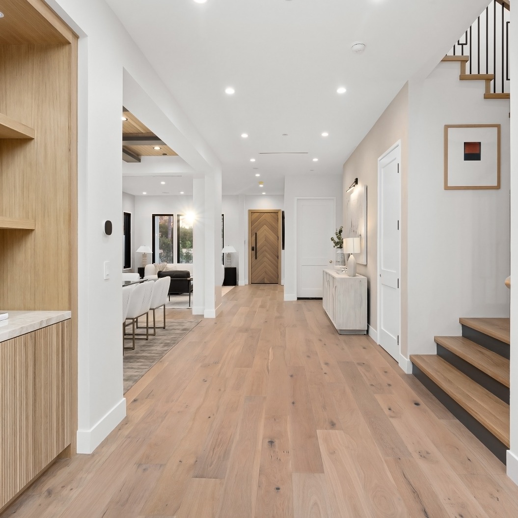 Flur mit einer Treppe, die zum zweiten Stock eines Wohnhauses führt