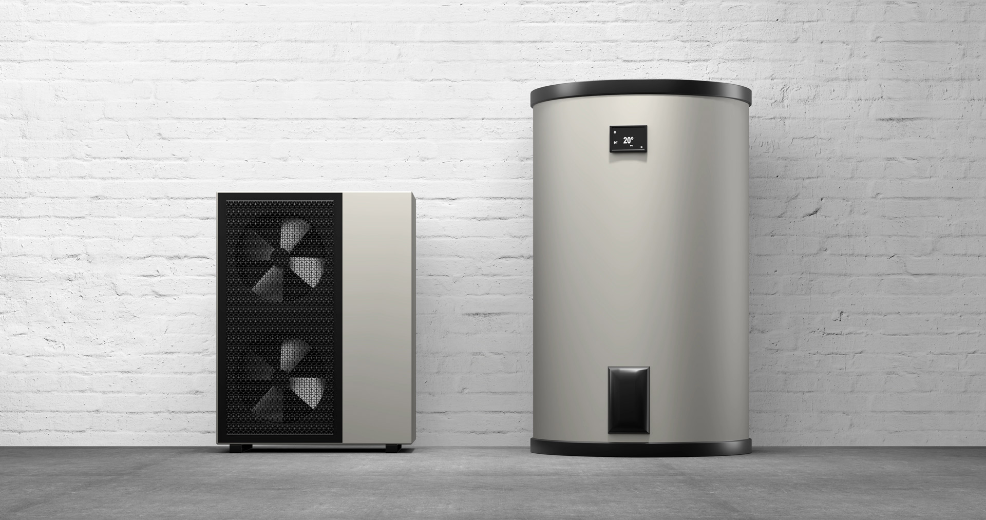 Eine beige Wärmepumpe und ein runder Speicher stehen vor einer weißen Backsteinwand