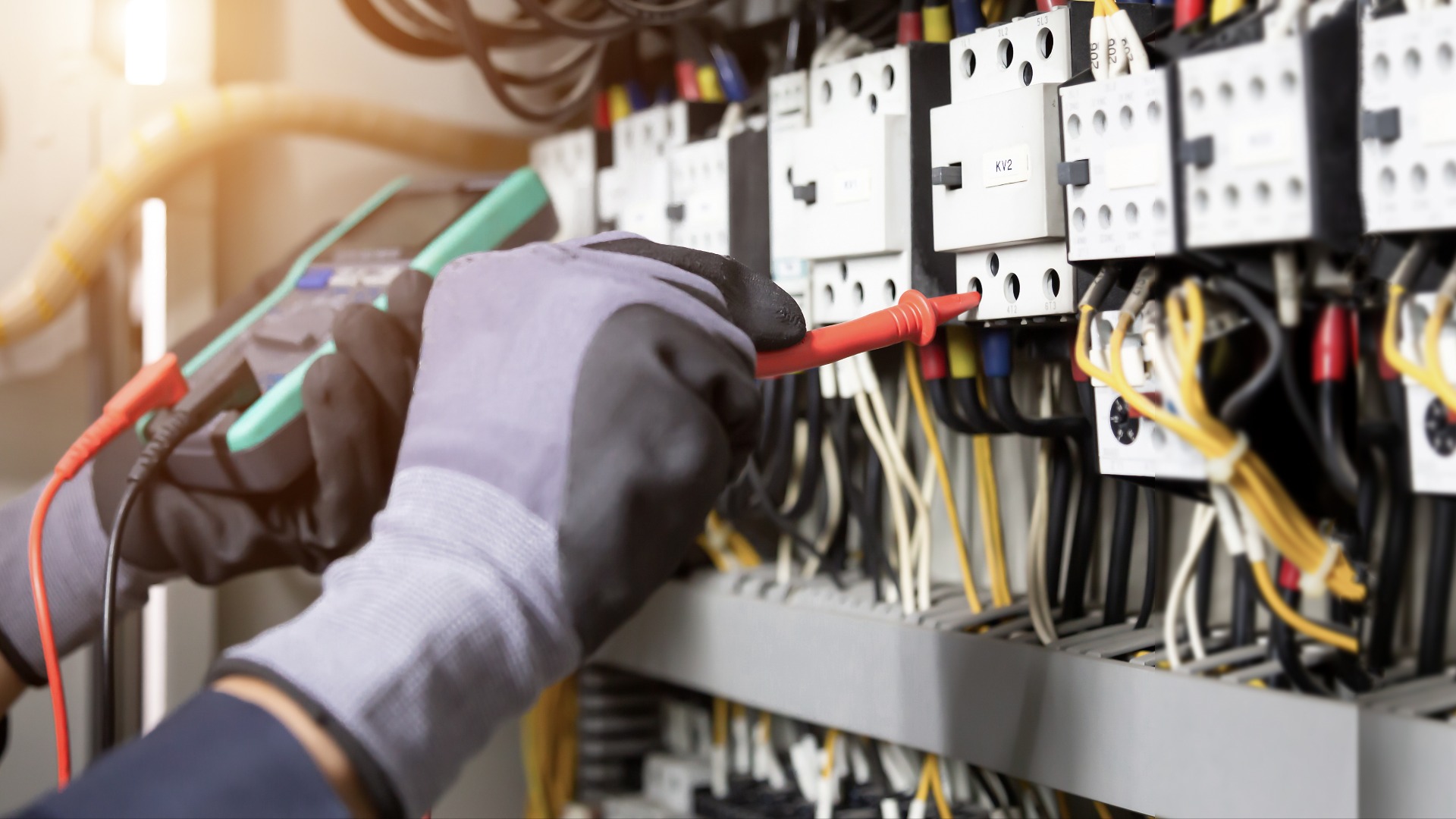 Elektroingenieure prüfen elektrische Anlagen und Leitungen an